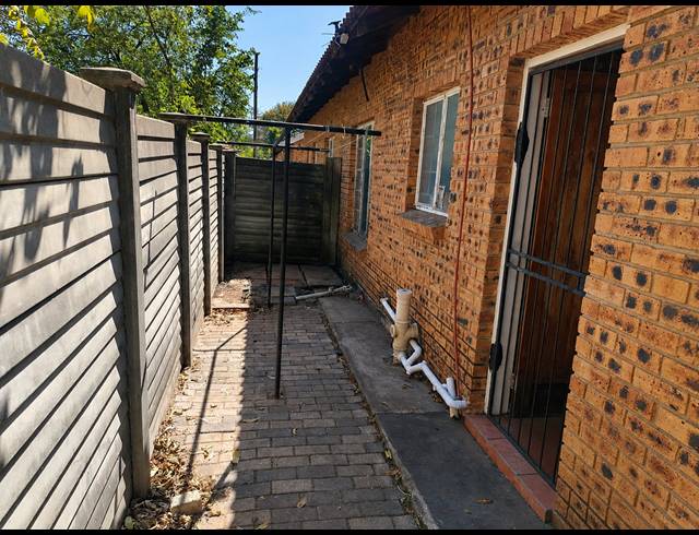 2 BEDROOM TOWNHOUSE FOR SALE IN OOS EINDE